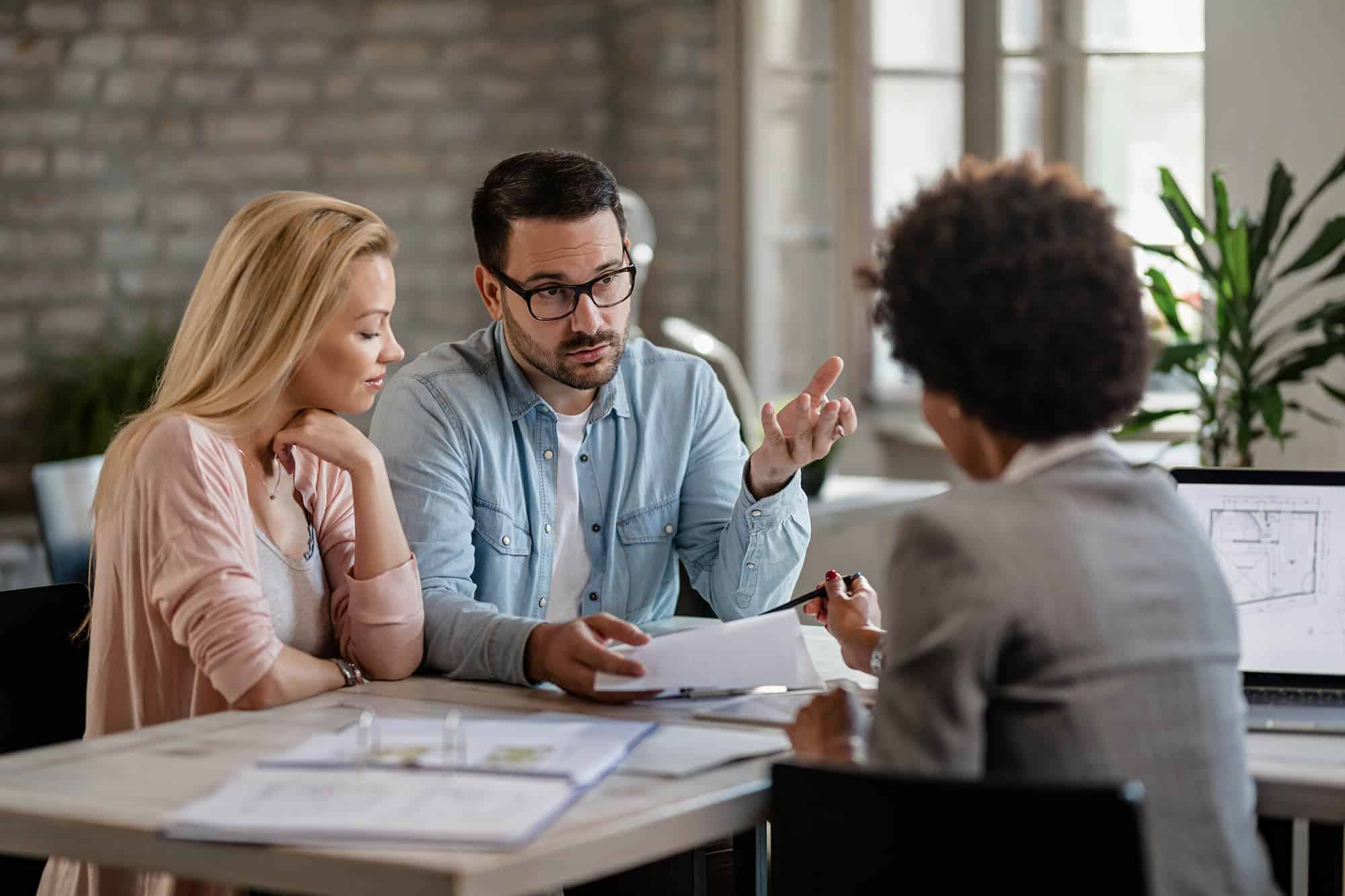 couple advising with insurance agent about their f 2023 11 27 05 08 20 utc 1 Correduria de Seguros